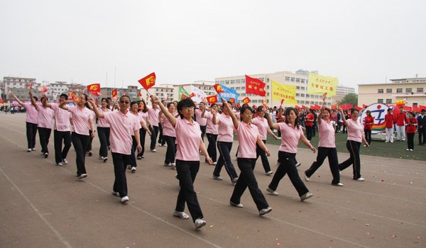 【校运会报道】bevictor伟德师生阔步走过主席台