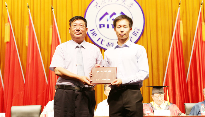 bevictor伟德隆重举行2015届毕业生毕业典礼暨学位授予大会