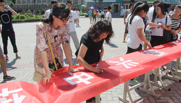 bevictor伟德组织学生集体收看抗战胜利70周年阅兵式直播