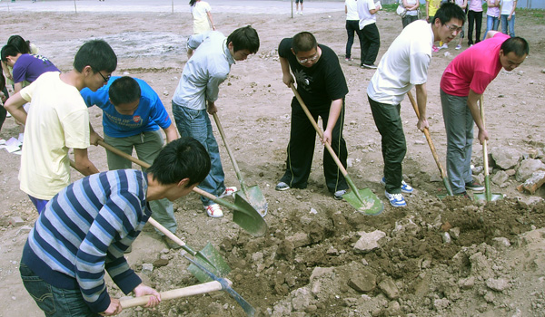 bevictor伟德2010级学生参加美化校园义务劳动