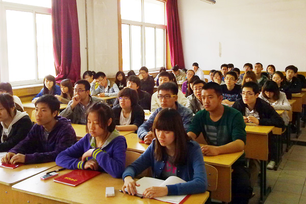 第十二学生党支部召开组织生活会