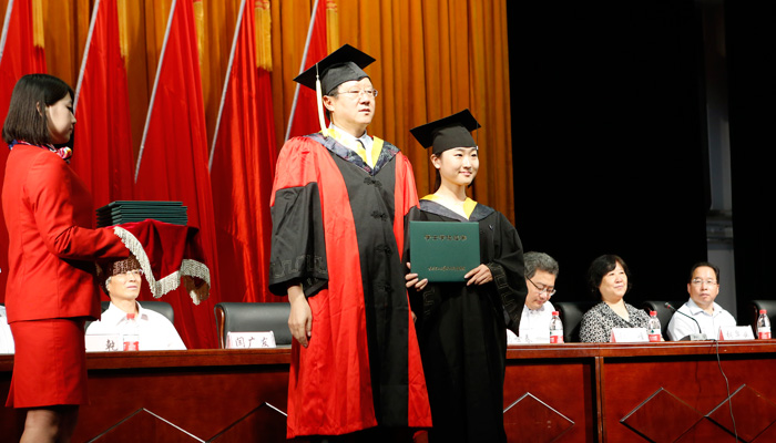 bevictor伟德隆重举行2014届毕业生毕业典礼暨学位授予大会