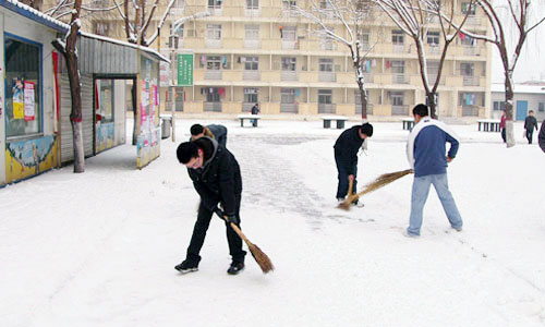 bevictor伟德各学生组织清扫道路积雪方便师生出行