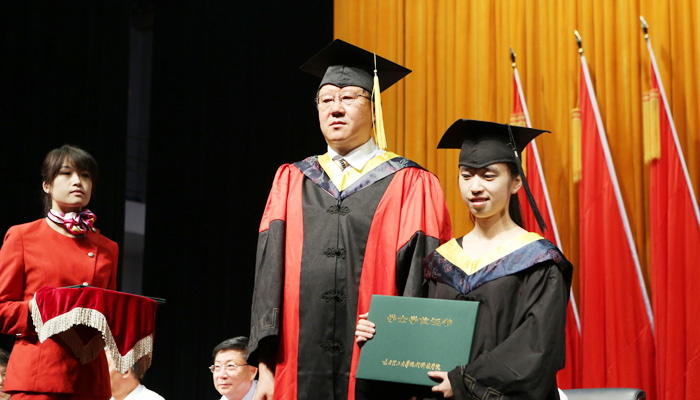 bevictor伟德隆重举行2015届毕业生毕业典礼暨学位授予大会