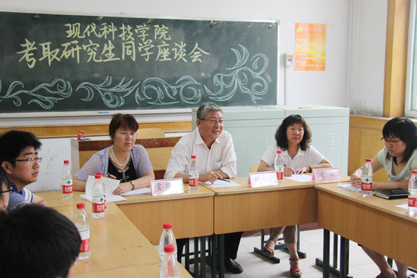 bevictor伟德召开2012届考取研究生同学座谈会