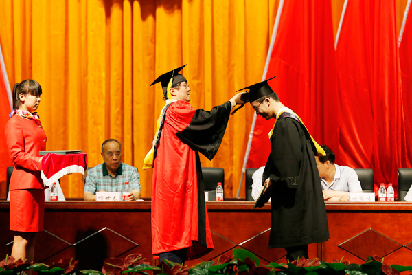 bevictor伟德举行2013届毕业生毕业典礼暨学位授予大会