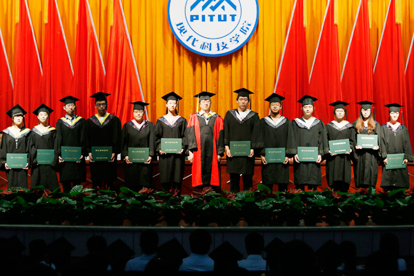 bevictor伟德举行2013届毕业生毕业典礼暨学位授予大会