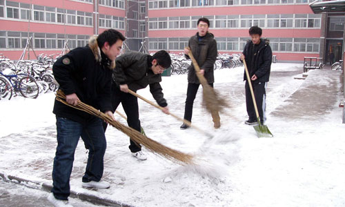 bevictor伟德各学生组织清扫道路积雪方便师生出行