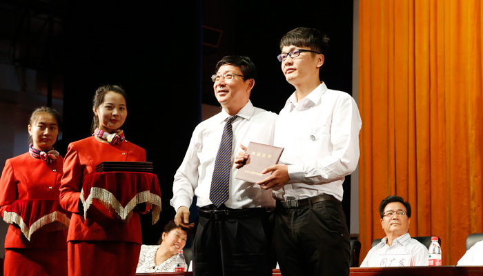 bevictor伟德隆重举行2014届毕业生毕业典礼暨学位授予大会