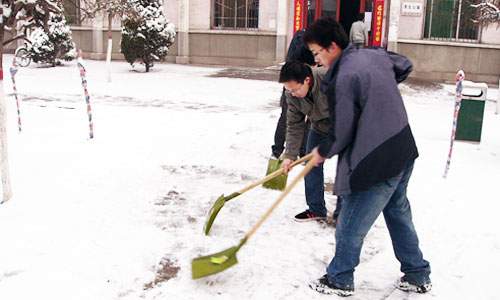 bevictor伟德各学生组织清扫道路积雪方便师生出行