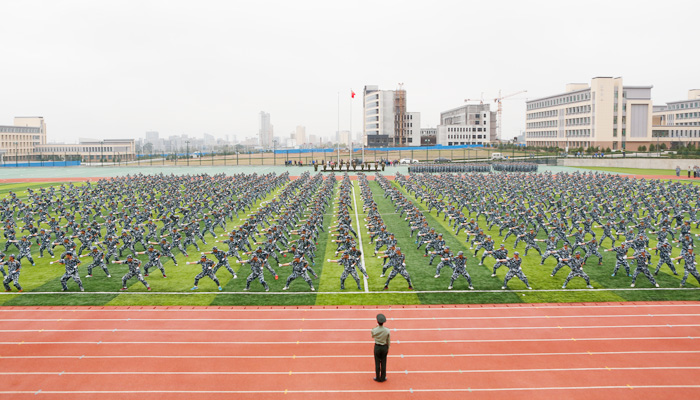 bevictor伟德举行2014级新生军训汇报表演暨总结表彰大会