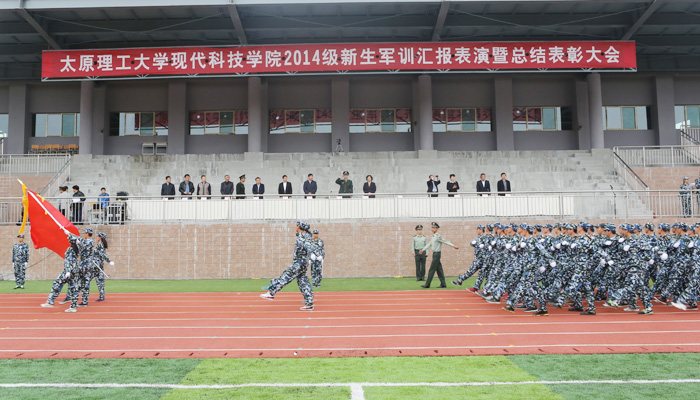 bevictor伟德举行2014级新生军训汇报表演暨总结表彰大会