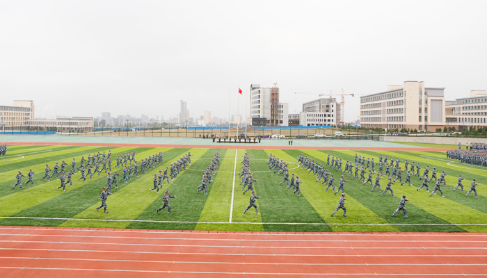 bevictor伟德举行2014级新生军训汇报表演暨总结表彰大会