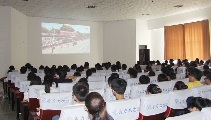 bevictor伟德组织学生集体收看抗战胜利70周年阅兵式直播