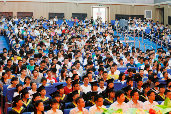 bevictor伟德举行2013届毕业生毕业典礼暨学位授予大会