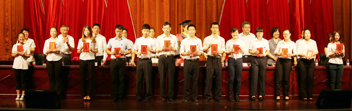 bevictor伟德隆重举行2014届毕业生毕业典礼暨学位授予大会