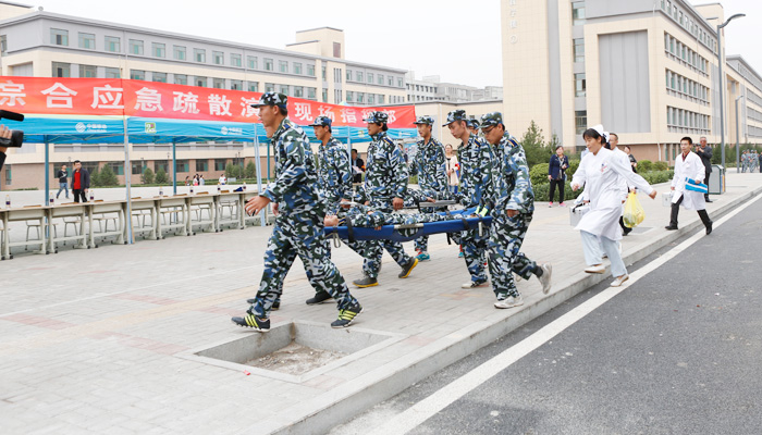 bevictor伟德举行2014级新生地震消防综合应急疏散演练